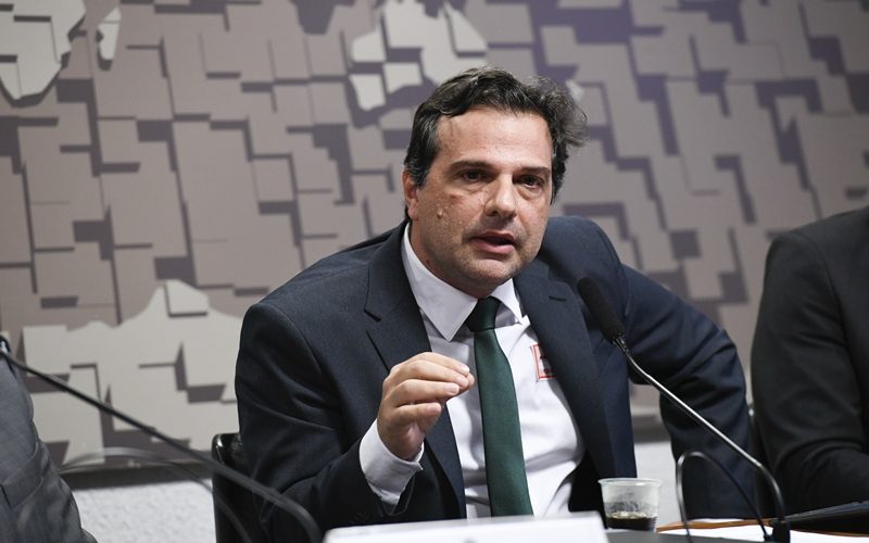 Comissão de Relações Exteriores e Defesa Nacional (CRE) promove audiência pública para debater as iminentes alterações acionárias da Empresa Braskem S.A., empresa global no setor de petroquímica, causadora da maior tragédia socioeconômica-ambiental urbana do mundo, em março de 2018, na cidade de Maceió, Alagoas.

À mesa, coordenador do Núcleo de Proteção Coletiva da Defensoria Pública do Estado de Alagoas, Ricardo Antunes Melro, em pronunciamento.

Foto: Roque de Sá/Agência Senado