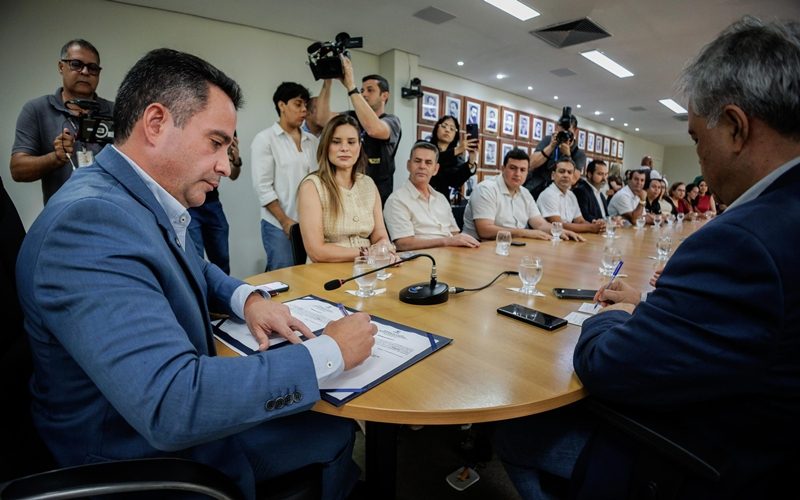 governador-entrega-ambulancias-do-samu-e-autoriza-construcao-de-mais-duas-escolas