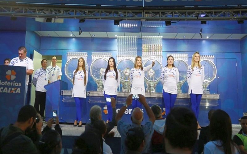 Caminhão da sorte na praça Rui Barbosa, sorteio da Megasena.
Loterias da Caixa.