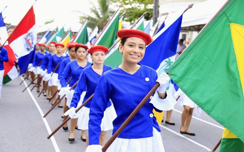 mais-de-dois-mil-estudantes-participam-do-desfile-civico-nesta-segunda-feira-16