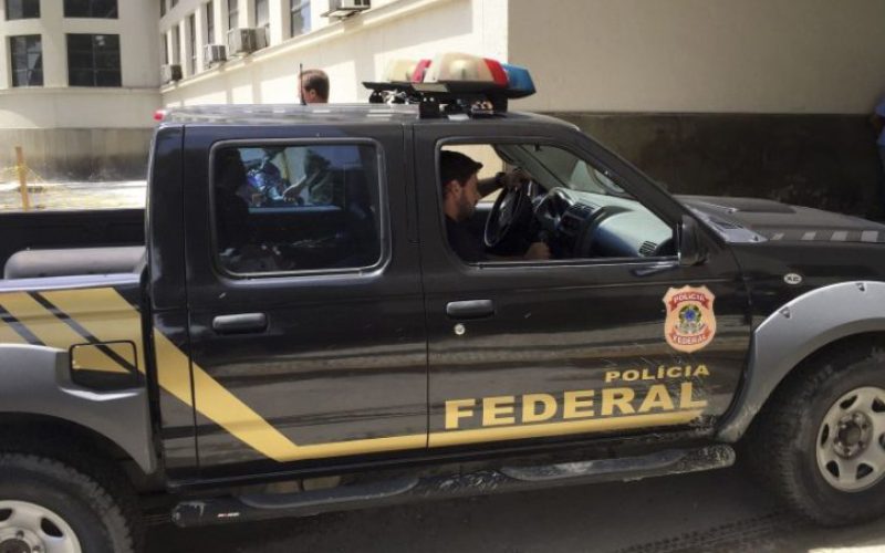 vv1 Rio de Janeiro - Agente chega à sede da Polícia Federal, no Rio de Janeiro, levando malotes (Cristina Índio do Brasil/Agência Brasil)