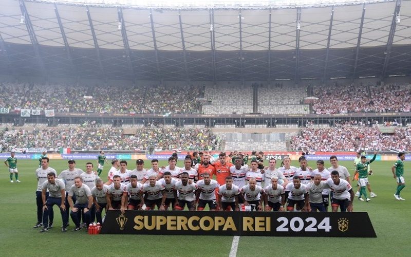 Sao Paulo players pose for pictures before the start of the Brazilian Super Cup football final between Palmeiras and Sao Paulo at the Mineirao stadium in Belo Horizonte, Brazil, on February 4, 2024. (Photo by DOUGLAS MAGNO / AFP)